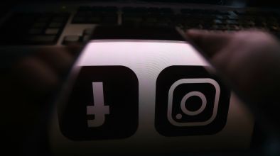 Държавните служители във Франция без Tinder и Facebook