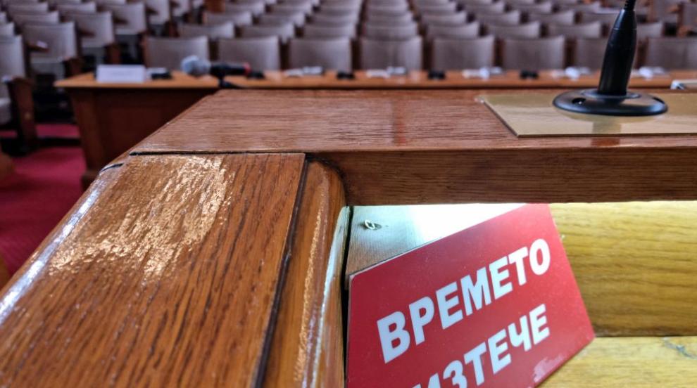 Необикновен ракурс: Празният парламент очаква бъдещите депутати (СНИМКИ)