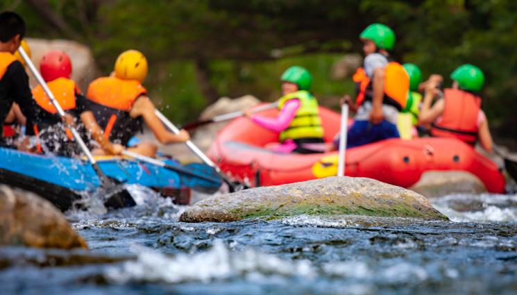 рафтинг - Смелчаци летят по бързеите на Струма