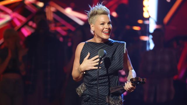 Пинк получи приза „Икона” на музикалните награди на iHeartRadio (СНИМКИ)