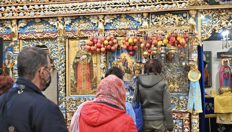 златна ябълка - ЧУДЕСА И ВЯРА: Детенце проходи пред  „Златната ябълка“