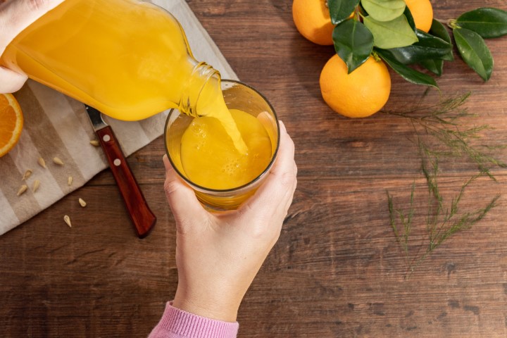<p><strong>2. Плодови сокове</strong><br />
Въпреки че соковете, съдържащи плодове, може да изглеждат полезни, много от тях са преработени и съдържат големи количества захар. Безспорно те са врагове на отслабването, защото имат същото количество захар както и някои газирани напитки. Тъй като сокът от плодовете не съдържа фибри, е много по-добре просто да хапнете портокал, вместо да си купувате портокалов сок, който дори може да не е направен от истински плодове.</p>