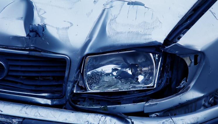 смачкана кола - ЗРЕЛИЩНА КАСКАДА: Кола изхвърча от пътя и се приземи в къща (ВИДЕО)