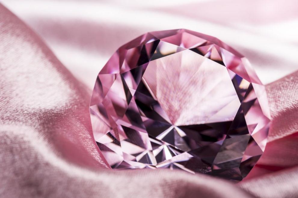 Най-редкият сред редките розов диамант, оценен на 35 милиона долара,