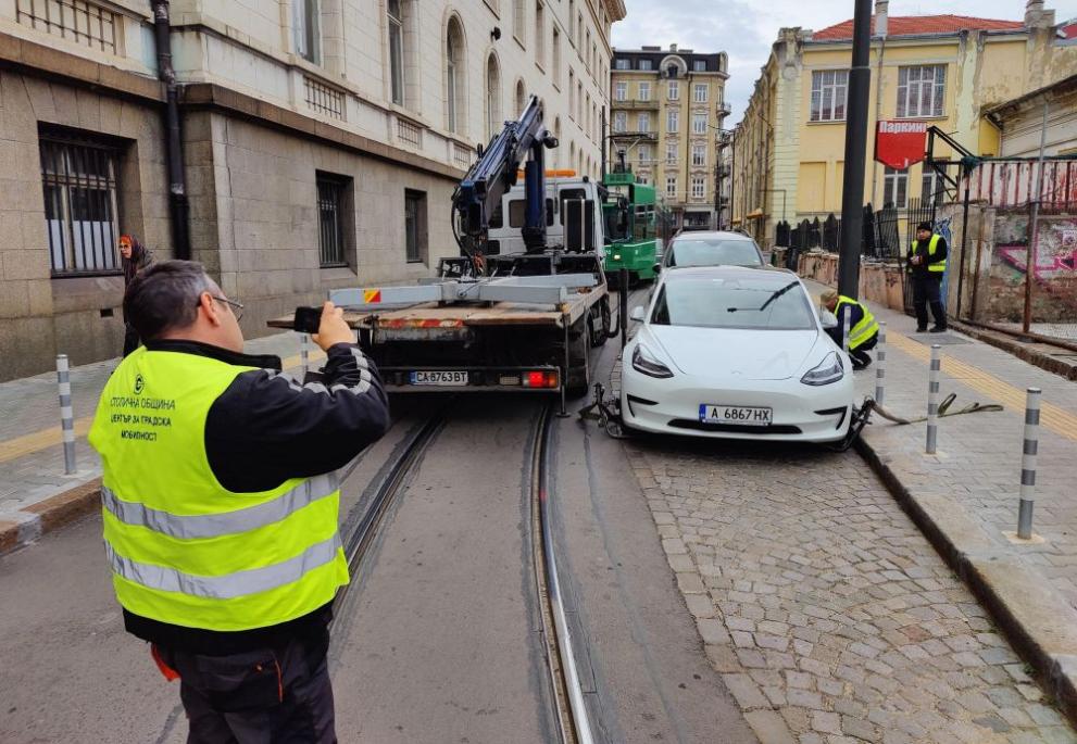 Неправилно паркиран електрически автомобил затрудни движението на трамваите по линиите