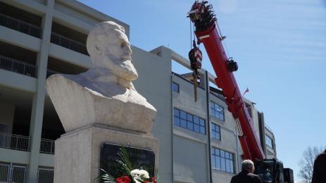 Христо Ботев Колежа паметник