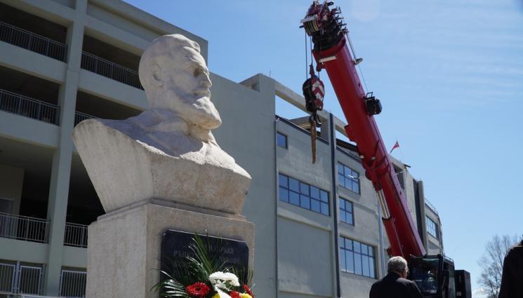 Христо Ботев Колежа паметник - Завръщане след 10 г.: Бюст-паметникът на Христо Ботев бе върнат на 