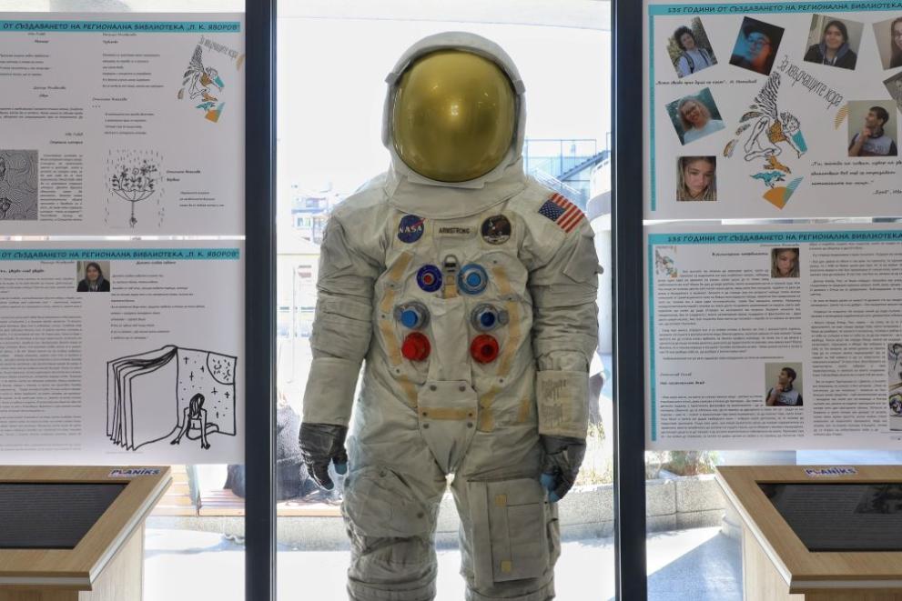  костюм нийл армстронг скафандър 