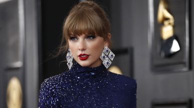 Taylor Swift успокои феновете си след като пя с окървавена ръка