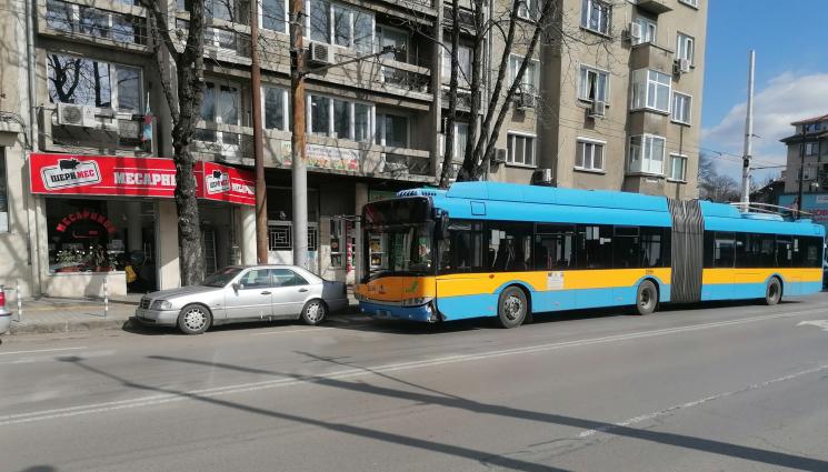 тролей Александровска - ОЖЕСТОЧЕНА БИТКА: Кола се натресе в тролей (СНИМКИ)