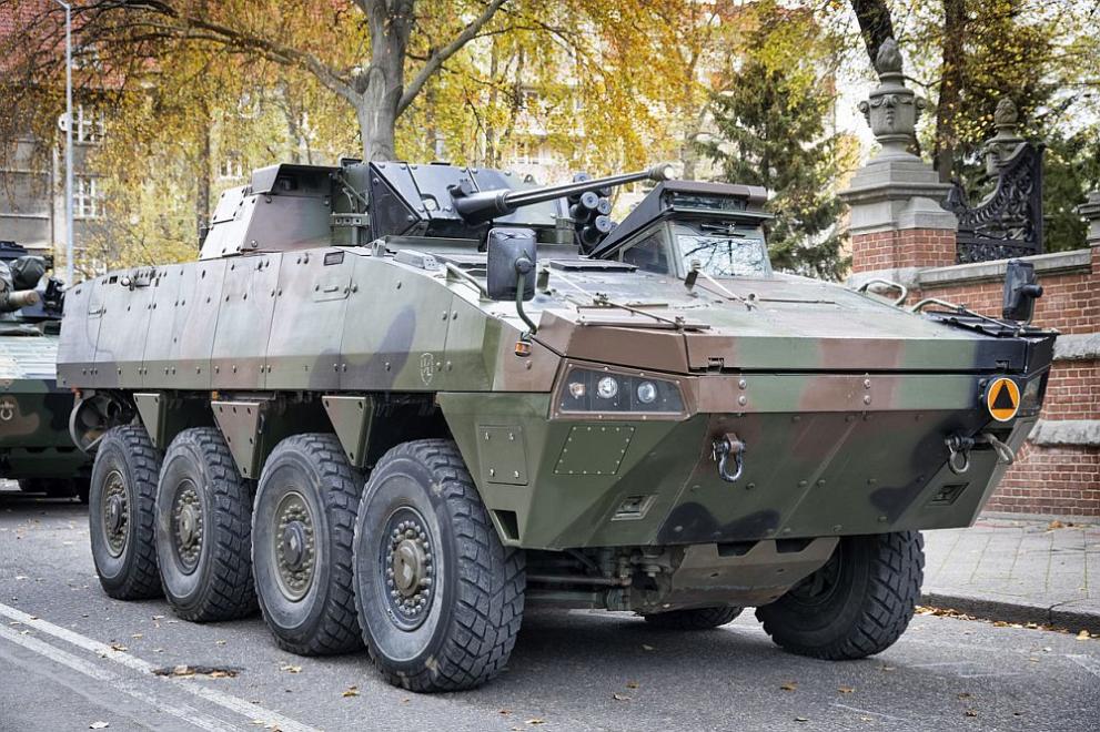 Украйна поръча от Полша сто многоцелеви блиндирани военни машини Росомак,