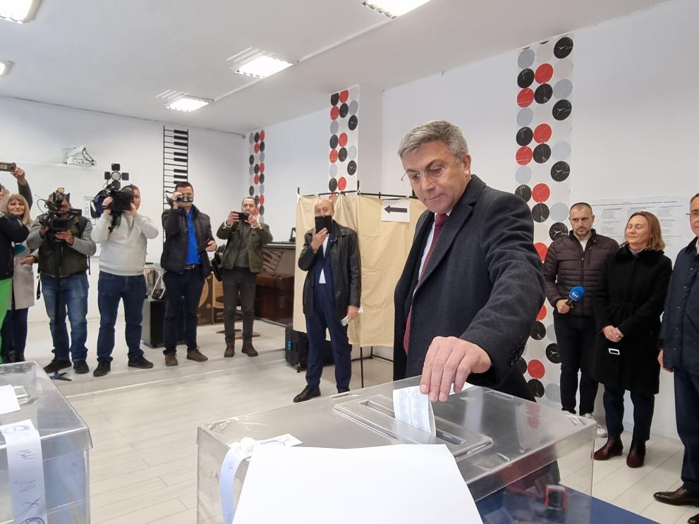 Лидерът на ДПС Мустафа Карадайъ гласува с машина в Кърджали.