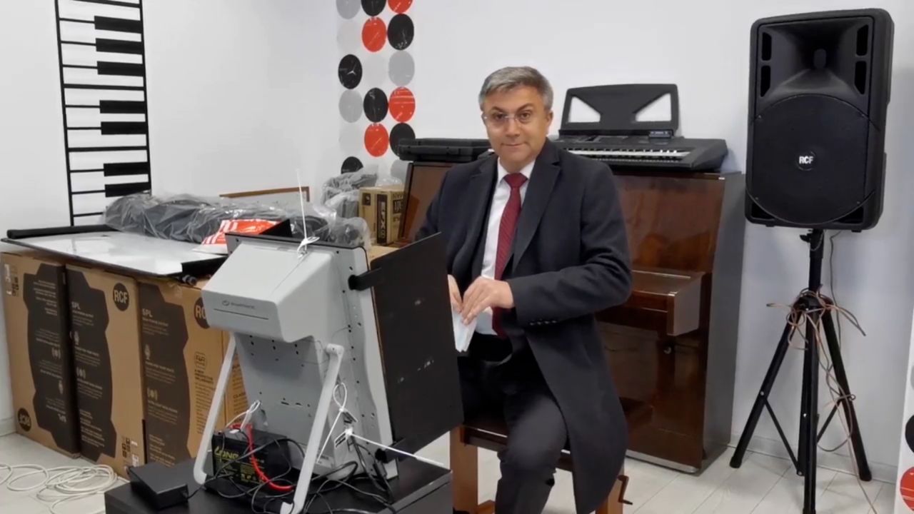 <p>Лидерът на ДПС Мустафа Карадайъ&nbsp;гласува на предсрочните парламентарни избори за 49-о Народно събрание</p>
