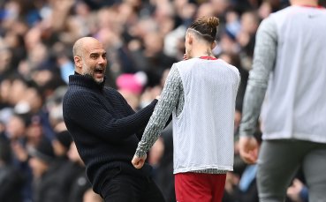 Пеп Гуардиола отпразнува изравнителния гол на Хулиан Алварес в лицето