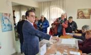 Заради проблем с машината: Асен Василев успя да гласува от третия път