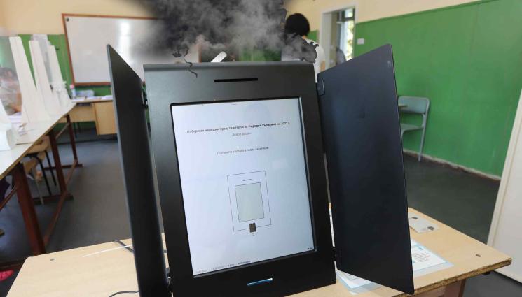 избори - Машина за гласуване буквално изпуши