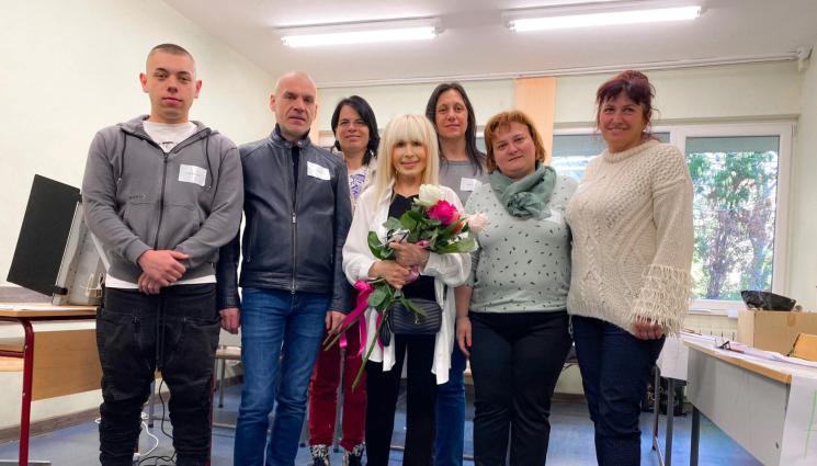 Лили Иванов - ЗВЕЗДЕН ВОТ: Лили Иванова хвърли бюлетината (СНИМКА)