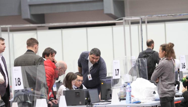 РИК протоколи изборни книжа - ДЕЖАВЮ: Опашки се извиха при предаването на изборните книжа в страната