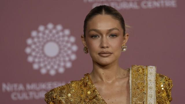 Джиджи Хадид заслепи Боливуд в златно сари (СНИМКИ)