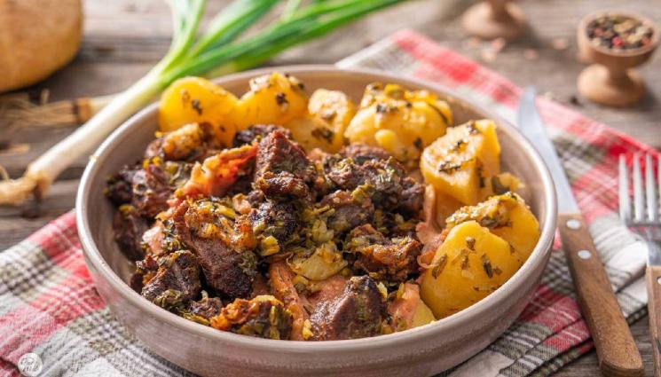 рецепти - Гответе с matekitchen.com: Апетитен гювеч с агнешко, бекон и зелении (ВИДЕО)