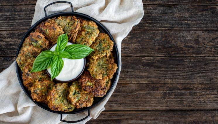 рецепти - Апетитни кюфтенца без месо или тиквички с лук и домати на фурна