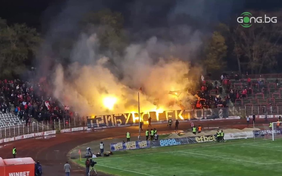 Феновете на ЦСКА в Сектор Г показаха отлично настроение в мача