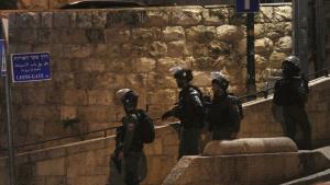 Израелската полиция атакува десетки палестински поклонници в комплекса на джамията