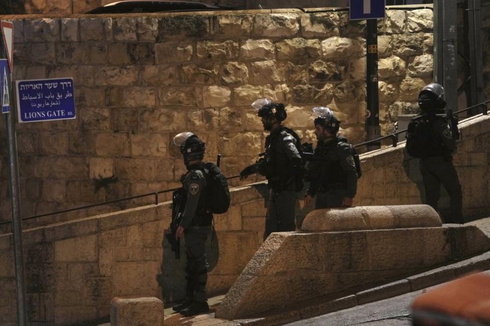 Израелската полиция атакува десетки палестински поклонници в комплекса на джамията