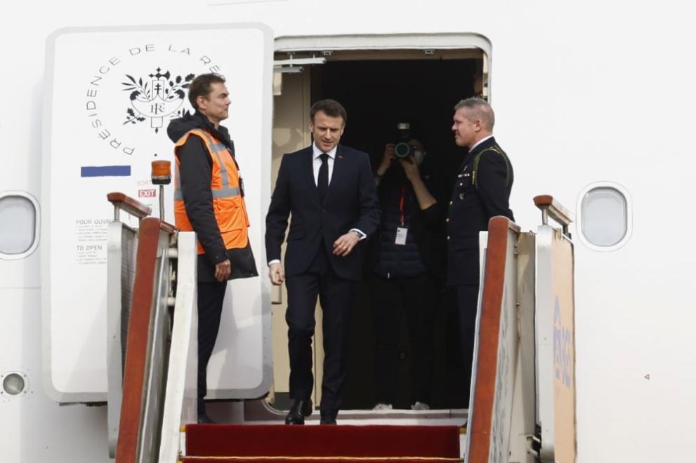 Френският президент Еманюел Макрон пристигна в Пекин на посещение, в