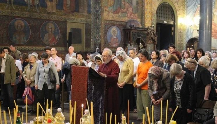 храм - ЧУДЕСА И ВЯРА: Носим в дома лечебен елей