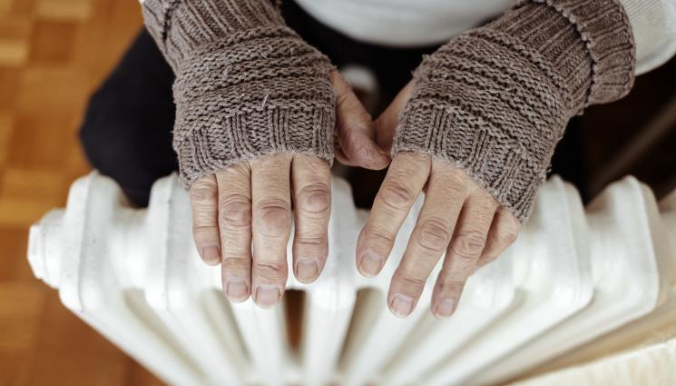 студ - ЗАРАДИ ВИСОКИТЕ СМЕТКИ ЗА ТОК: Пенсионерка починала от студ