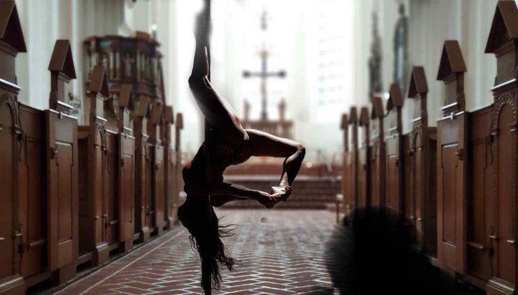 църква - ДЯВОЛСКА РАБОТА: Свещеник превърна църква в стриптийз клуб