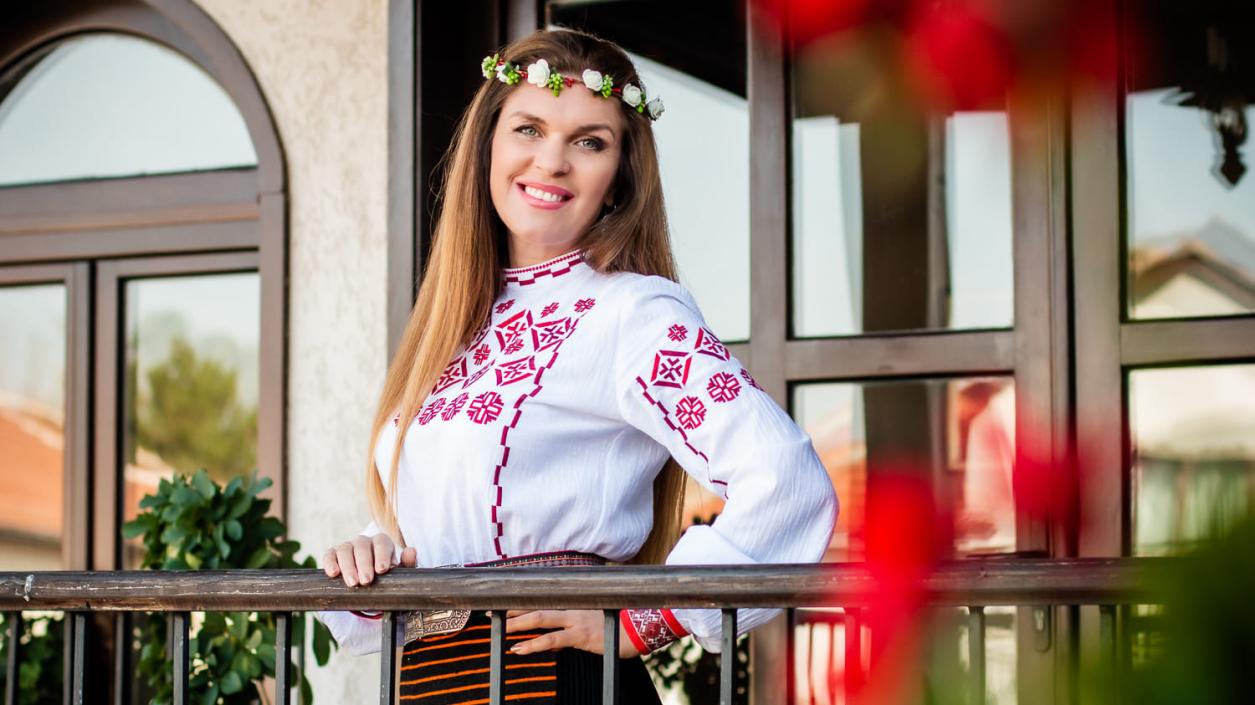 Цветелина посвети новия си фолклорен албум на рода български