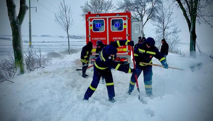 ЛИНЕЙКА - ЗАРАДИ СНЕЖНИЯ КАПАН: Жена роди с указания по телефона