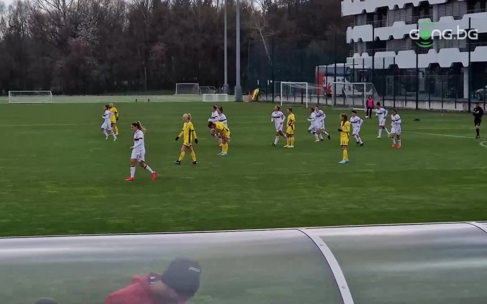 В началото на втората част между България и Литва Нора