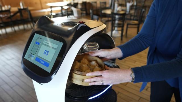 Роботите са сервитьорите на бъдещето за някои ресторанти (СНИМКИ)