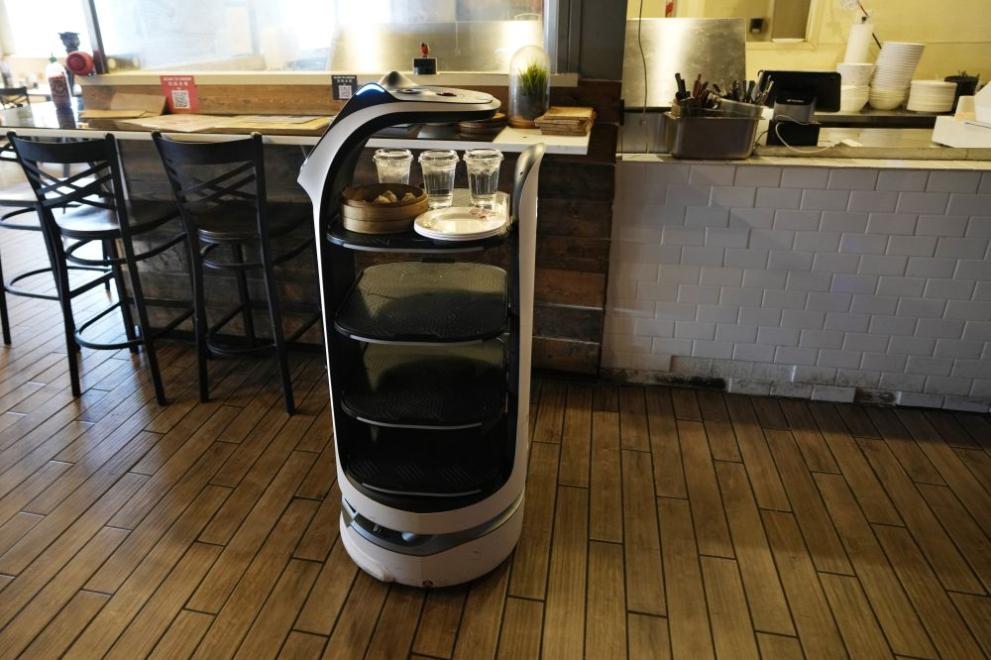  робот бъдеще сервитьор 