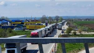 Опашката от чакащи тежкотоварни автомобили в посока Дунав мост 2