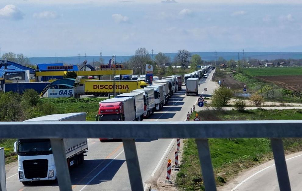 Опашката от чакащи тежкотоварни автомобили в посока Дунав мост 2“