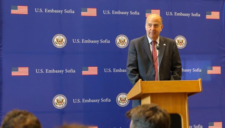 посланик сащ Кенет Мъртън - Новият посланик на САЩ у нас пристигна в България