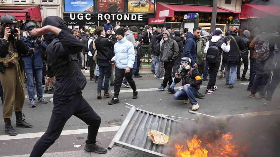 Законът за пенсионната реформа във Франция влезе в сила, имаше нови протести