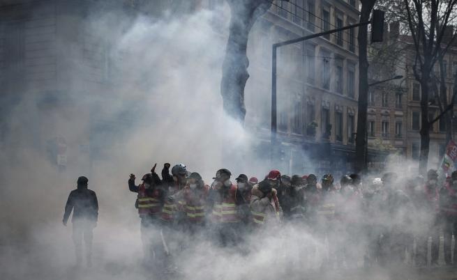Протестите във Франция продължават, нови сблъсъци с полицията (СНИМКИ)