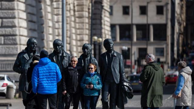 Облякоха с украински носии статуите на Бийтълс в Ливърпул (СНИМКА)
