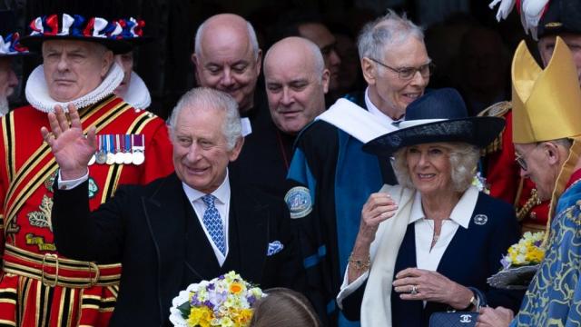 Чарлз Трети раздаде монети на първата кралска служба на Велики четвъртък