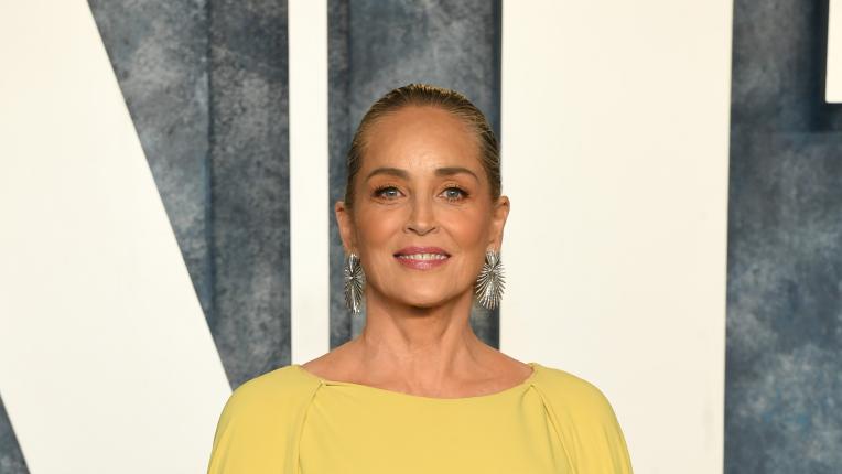  Шарън Стоун е величествена на празненството след премиите „ Оскар “ 