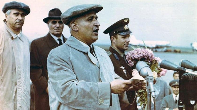 Тодор Живков държи пламенна реч на летище София при посрещането на първия космонавт.