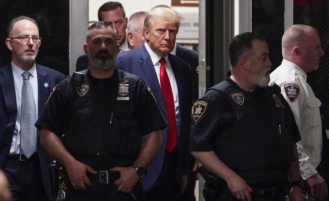 Адвокатите на Тръмп подадоха иск до федералния съд в Манхатън да поеме дело, заведено срещу него в Ню Йорк
