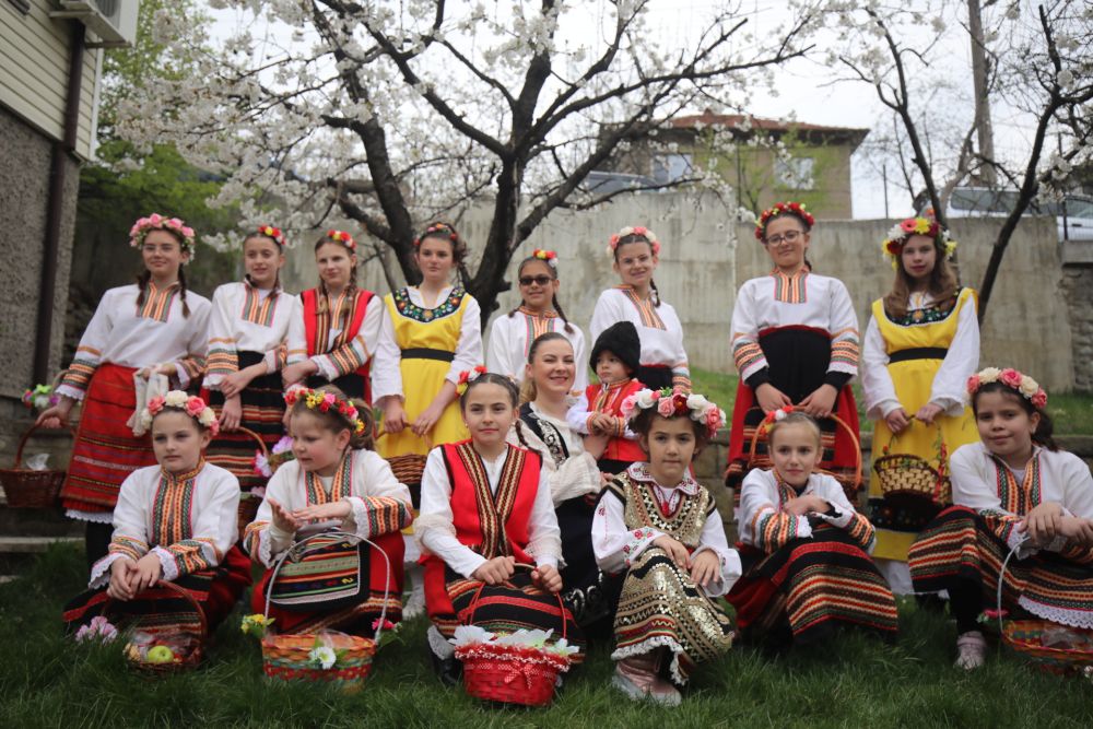 Православната църква отбелязва църковния празник <strong>Лазаровден</strong>, който винаги е в предпоследната събота преди Великден.<br />
<br />
По традиция на Лазаровден се откъсват зелени върбови клонки, които ще красят вратите на следващия ден - Връбница (Цветница).<br />
 <br />
Лазаровден или <strong>Лазарница е християнски празник</strong>, кръстен на Свети Лазар.<br />
<br />
<strong>В Новия </strong>Завет Лазар e ученик на Христос и брат на Мартa и Мария-Магдалина, кoготo Исус извежда от гроба и възвръща към живот. Според преданието Лазар живее още 30 години и умира като епископ на гр. Китон (остров Кипър). Самото име на светеца е символ на здраве и дълголетие.<br />
<br />
 