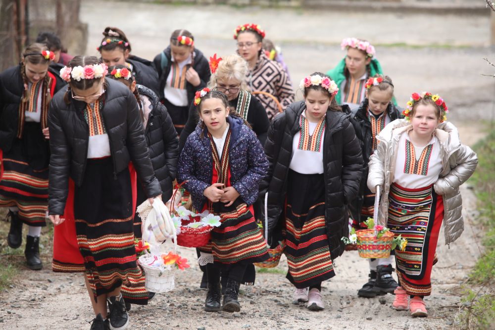 Православната църква отбелязва църковния празник <strong>Лазаровден</strong>, който винаги е в предпоследната събота преди Великден.<br />
<br />
По традиция на Лазаровден се откъсват зелени върбови клонки, които ще красят вратите на следващия ден - Връбница (Цветница).<br />
 <br />
Лазаровден или <strong>Лазарница е християнски празник</strong>, кръстен на Свети Лазар.<br />
<br />
<strong>В Новия </strong>Завет Лазар e ученик на Христос и брат на Мартa и Мария-Магдалина, кoготo Исус извежда от гроба и възвръща към живот. Според преданието Лазар живее още 30 години и умира като епископ на гр. Китон (остров Кипър). Самото име на светеца е символ на здраве и дълголетие.<br />
<br />
 