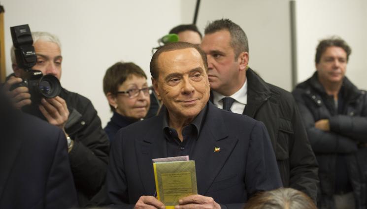 Силвио Берлускони - ЕКШЪН: Психопат нахлу във вилата на Берлускони с викове: „Той е моят баща“